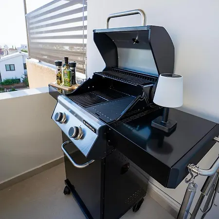 Apartment 250m To - Private Hot Tub - 2 Terraces - Bbq Paphos
